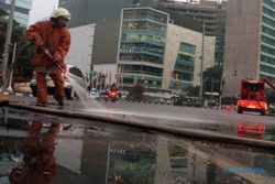 FOTO AKSI PEMADAM KEBAKARAN : PMK Jakarta Bersihkan Jalan dari Oli