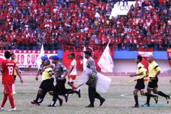 PERSIS SOLO VS PUSAMANIA BORNEO FC : Bus Borneo FC Kena Lemparan Batu