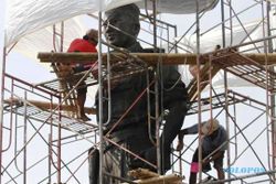 FOTO MONUMEN DI SOLO : Patung Achmadi Dibersihkan dan Dicat