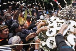 FOTO IDULADHA 2014 : Gunungan Garebek Besar Diperebutkan