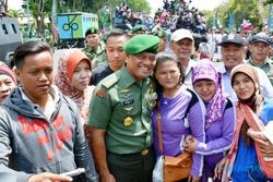 FOTO PAMERAN ALUTSISTA TNI : KSAD Ramah Berfoto Bersama Warga