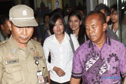 UJIAN CPNS 2014 : Datang ke Lokasi Ujian, Putri Presiden Jokowi Disambut Kepala BKD