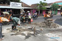 FOTO JALAN RUSAK SOLO : Jalan Barat Pasar Elpabes Diperbaiki