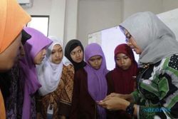 FOTO HARI BATIK NASIONAL : Workshop Aksesori Batik Warnai Hari Batik