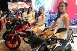 FOTO INDONESIA MOTORCYCLE SHOW 2014 : Begini Cantiknya SPG Motor di Imos 2014