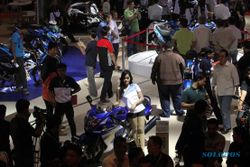 FOTO INDONESIA MOTORCYCLE SHOW 2014 : Si Jelita Penjaga Motor Suzuki Tarik Perhatian