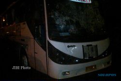 Massa Serang dan Rusak Bus di Depan Bandara Adisudjipto