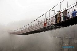 WISATA UNIK : Jembatan Terseram Dunia Ini Terbuat dari Kaca