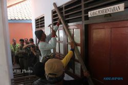 PENYEGELAN BALAI DESA : Kecewa Sikap Kades Glagah, Warga WTT Segel Balai Desa