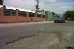 JALAN RUSAK KLATEN : Baru Tiga Bulan Diperbaiki, Jl Pakis-Daleman Rusak Lagi