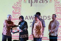 FOTO TOKOH PILIHAN SPS : Sekjen SPS Beri Penghargaan Wali Kota Surabaya