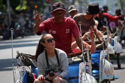 TUKANG BECAK DITEROR : Puluhan Tukang Becak Geruduk Mapolresta Solo
