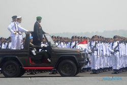 FOTO HUT KE-69 TNI : Presiden SBY Inspeksi Pasukan Upacara Hari TNI