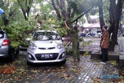 ANGIN KENCANG SOLO : Hujan-Angin Terpa Solo, Atap Asbes Berjatuhan dan Mobil Tertimpa Pohon
