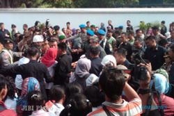 SBY DI JOGJA : SBY Jalan Kaki ke Gedung Agung sambil Bersalaman denga Warga