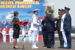 FOTO HUT KE-69 TNI : Presiden SBY Sematkan Tanda Kehormatan