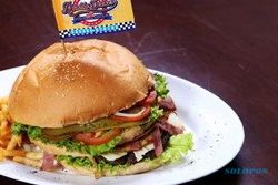 KULINER SOLO : Jamin Kelezatan, Patty Burger Double Decker dari Selandia Baru