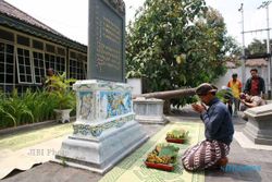 Harapkan Kebaikan Baru, Prasasti Tionghoa di Kraton Diperbaiki