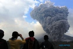 FOTO GUNUNG SINABUNG MELETUS : Warga Cermati Letusan Sinabung...