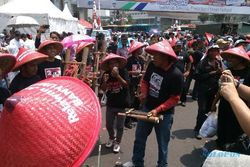 PELANTIKAN JOKOWI-JK : Rayakan Pelantikan Jokowi-JK, Sukarelawan Sajikan Musik Tradisional