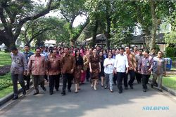 PRESIDEN JOKOWI : Inilah Ekspresi Ahok dan Pejabat Pemprov DKI Keliling Istana Bareng Jokowi