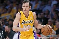 NBA 2014 : Alami Cedera Punggung, Poin Guard LA Lakers Absen Semusim