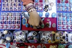 PAMERAN BATU MULIA : Yang Ingin Lihat Batu Mulia, Buruan ke Pasaraya Sriratu Semarang
