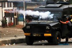 FOTO KENAIKAN HARGA BBM : Gas Air Mata Polisi untuk Pengunjuk Rasa