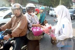 HARI GURU : Hormati Jasa Guru, Siswa SMAN 1 Wonogiri Bagikan Bunga di Jalan