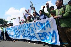 FOTO KENAIKAN HARGA BBM : Forum Mahasiswa Djuanda Demo di Pintu Tol