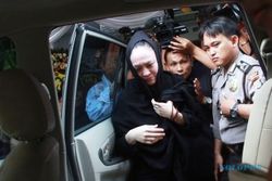KASUS WISMA ATLET : Angelina Sondakh Berkabung, KPK Batal Periksa