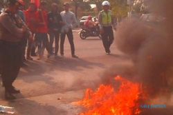 KENAIKAN HARGA BBM : Demo, Mahasiswa Univet dan UMS Diadang Polisi