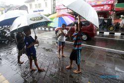FOTO PEKERJA INFORMAL : Anak-anak Menawarkan Jasa Payung