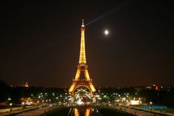 Hormati Korban Serangan Las Vegas, Lampu Menara Eiffel Dipadamkan