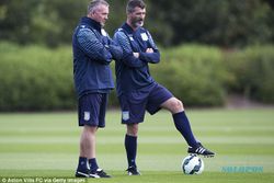 KARIER PELATIH : Roy Keane Mundur dari Villa Park