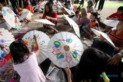 FOTO FESTIVAL PAYUNG INDONESIA : Ada Workshop Lukis Payung di Festival Payung