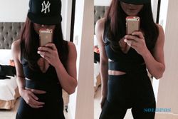 INSTAGRAM ARTIS : Pakai Bodysuit Hitam, Ini Selfie Seksi Agnes Monica