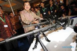 FOTO INDO DEFENCE EXPO 2014 : Senjata Terbaru Pindad di Tangan JK