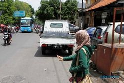 FOTO BATIK SOLO TRANS : Pemilik Mobil di Solo Parkir Sembarangan