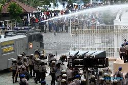 FOTO UPAH MINIMUM KOTA : Begini Cara Polisi Bubarkan Demo Buruh