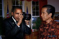 TRENDING SOSMED : Pose Jokowi Saat Difoto Barack Obama, Asli atau Rekayasa?