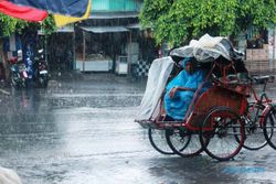 FOTO PENGEMUDI BECAK : Hujan Jadi Sahabat Saat Mencari Rezeki