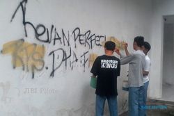 Pelajar di Tempel Bersihkan Tembok Vandalisme