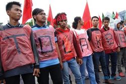 FOTO KENAIKAN HARGA BBM : Jaringan Mahasiswa Pejuang Demo di Grahadi