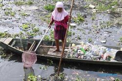 FOTO SAMPAH SUNGAI SOLO : Mengais Setumpuk Plastik di Bengawan Solo