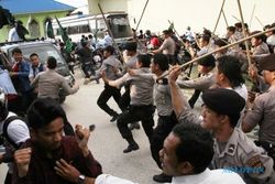 FOTO JOKOWI PRESIDEN : Begini Polisi Hadapi Pendemo Presiden Jokowi