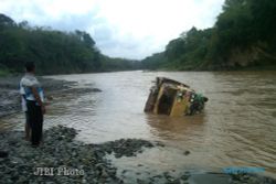 Banjir Dini Hari, Truk Hanyut Di Sungai Progo
