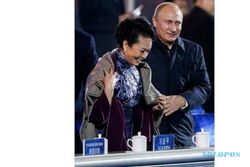 KTT APEC 2014 : Bantu Istri Presiden Tiongkok Pakai Selendang, Putin Bikin Ramai Dunia Maya