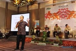 FOTO SEMINAR PERAN LEMBAGA PEMERINTAH : Pemred Bisnis Indonesia Bicara Stabilitas Ekonomi
