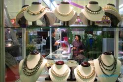 FOTO PAMERAN MUTUMANIKAM NUSANTARA : Perhiasan Mutiara Ditawarkan ke Pasar Dunia